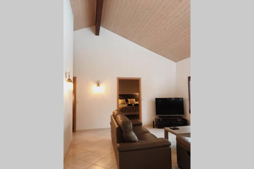 Maison Entiere Au Pied Du Plateau Du Retord 2 Chambres Sdb - Vouvray Ochiaz 외부 사진
